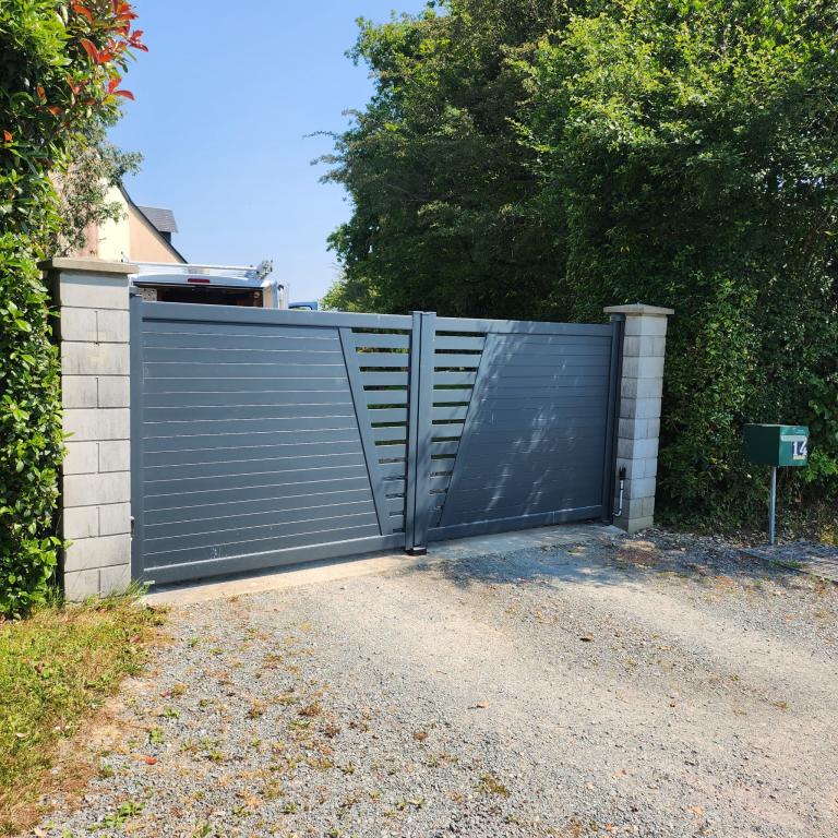 Pose dun portail alu sur poteaux existants 